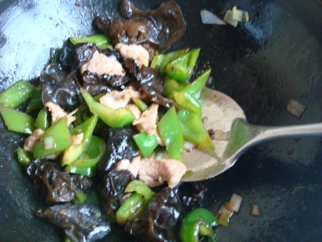 肉炒青椒木耳最简单的做法，快来学学吧！