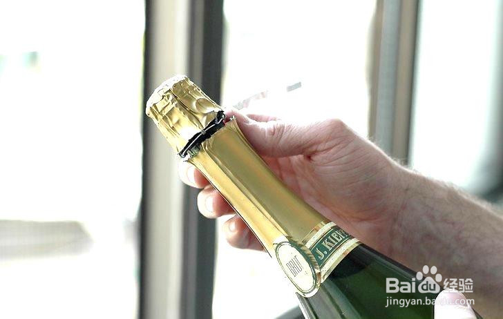正确地倒一杯香槟酒