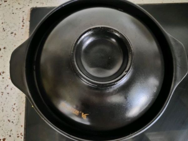 虾仁金针菇豆腐煲