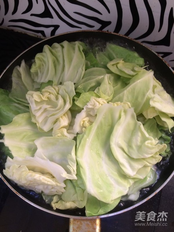 夏季清爽的凉拌包菜