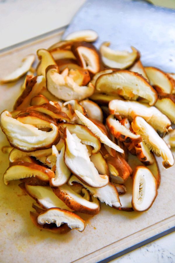 香菇肉丝刀削面