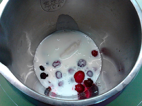 双层蔓越莓香蕉酸奶昔