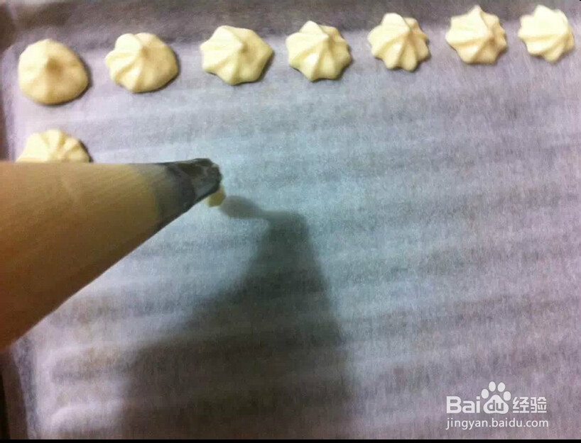 花样多口味手指饼干的做法