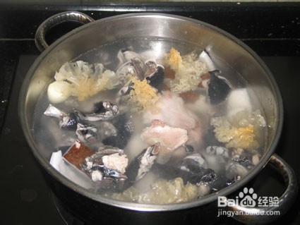 炖乌鸡椰子汤的做法