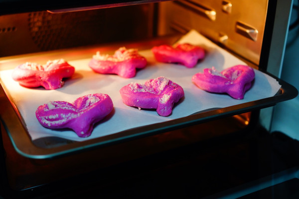 火龙果爱心椰蓉面包