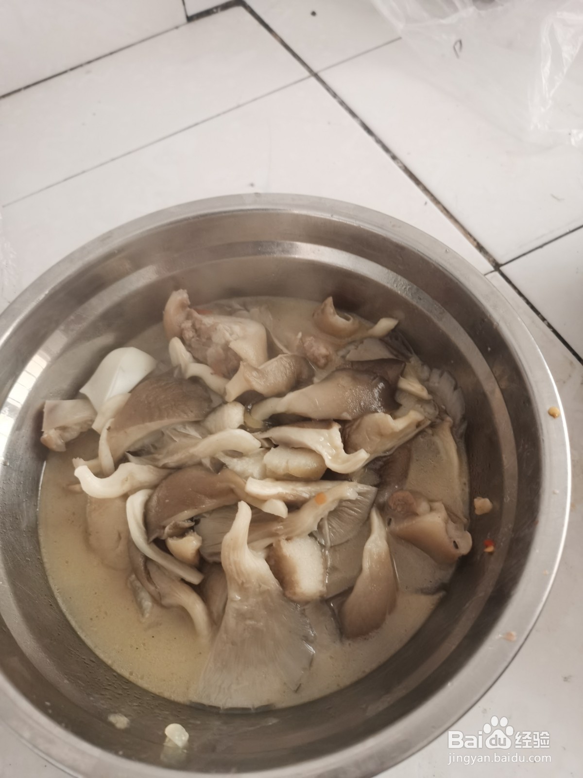猪头皮耳朵如何煮凤尾菇？