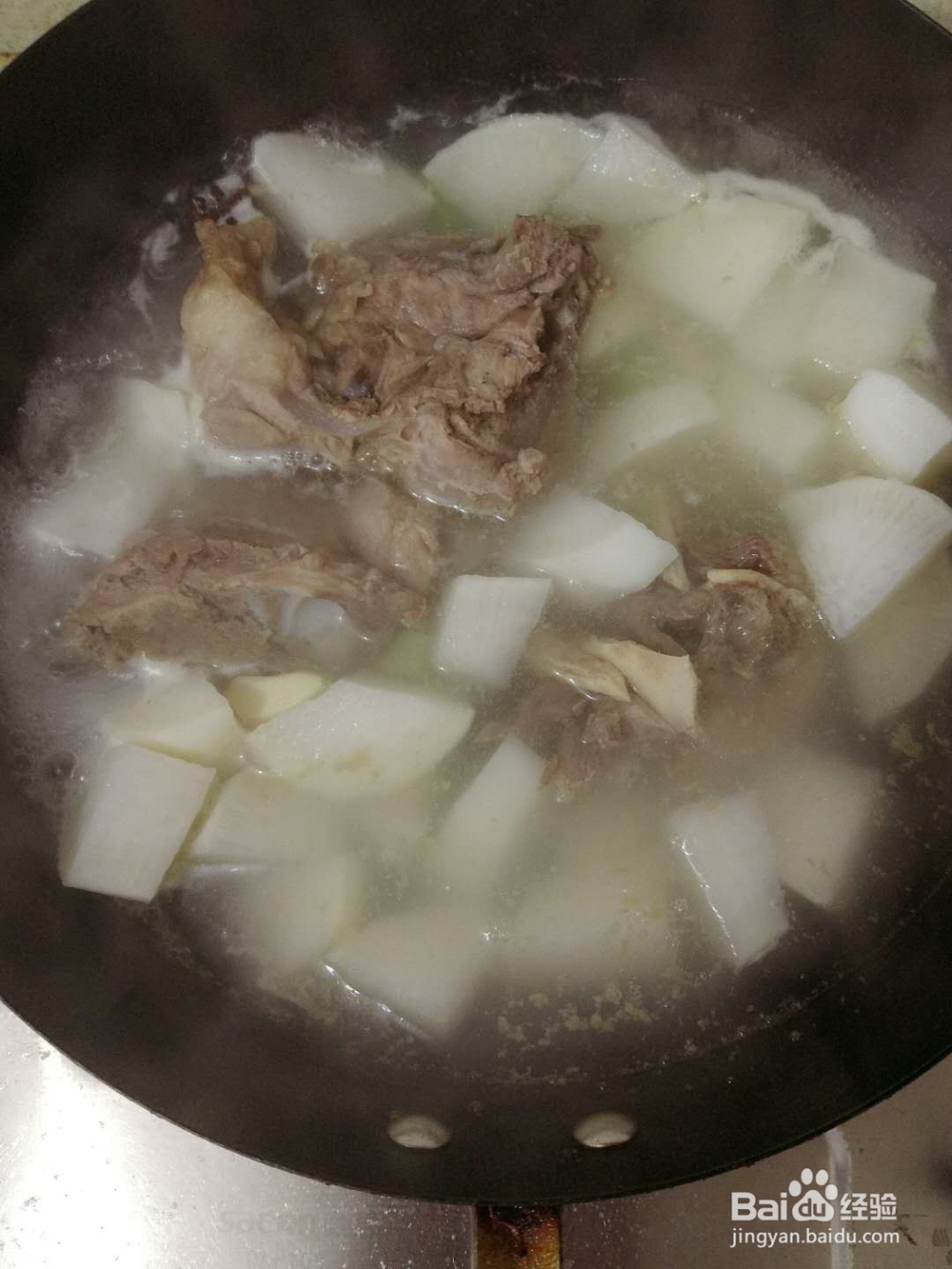 如何做萝卜骨头汤。