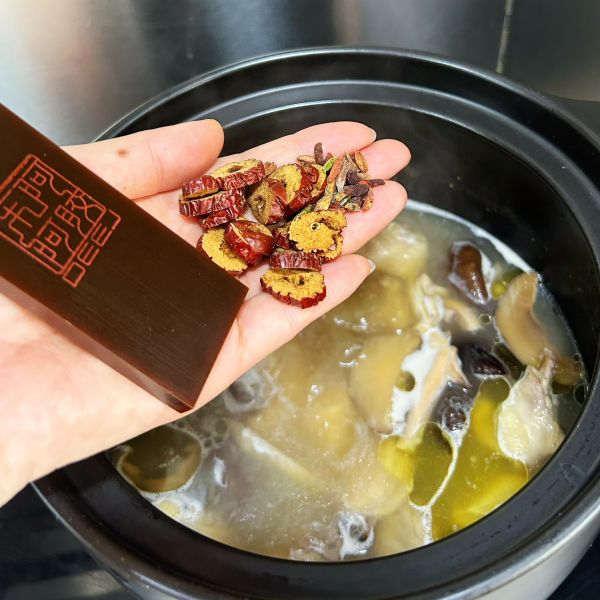 阿胶墨鱼土鸡汤