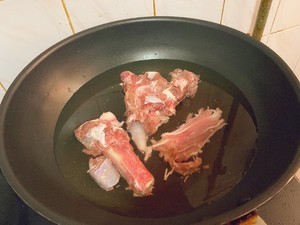 红焖羊骨头的做法