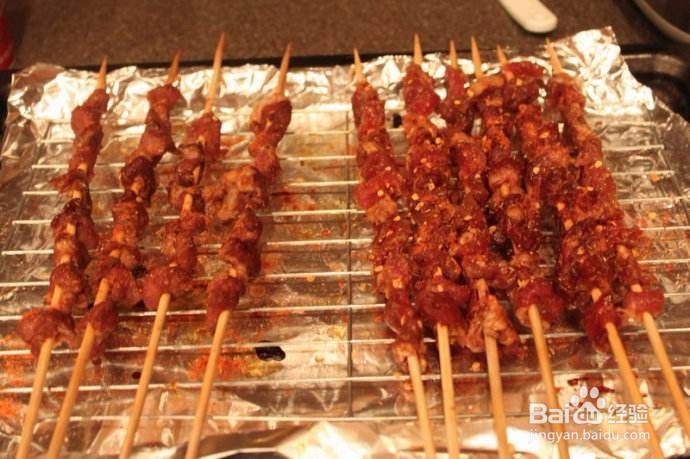 库尔班大叔羊肉串烤制流程