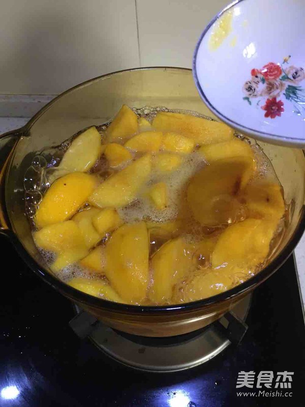 黄桃糖水的做法
