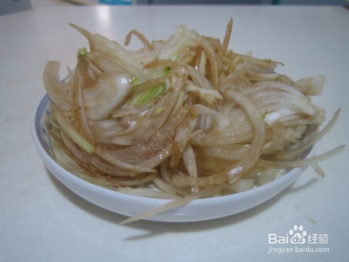 老年人怎样拌洋葱凉菜