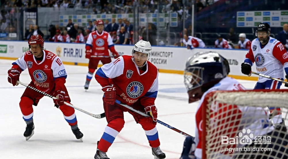 普京打冰球展硬汉本色 摔倒仍在追球