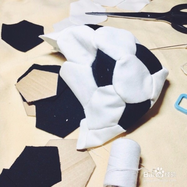 教你用废旧衣服制作简单有创意的布艺足球