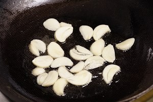五花肉花菜干锅怎么做