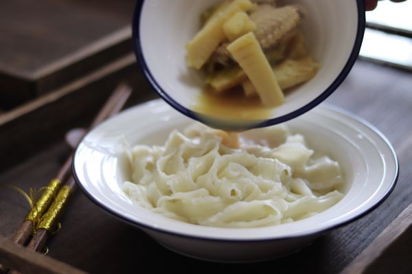 冬笋鸡翅刀削面
