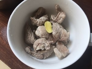 润肺去燥的雪梨无花果海底椰瘦肉汤