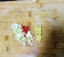 怎么炒出一份美味的葱姜炒花蛤 
