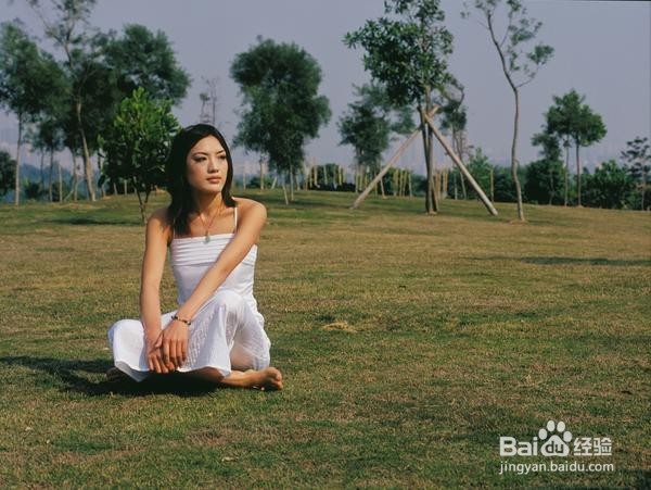 为什么有些女人坐着喜欢夹着腿？
