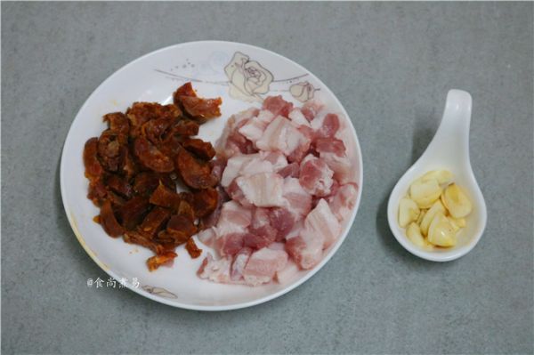 五花肉腊肠豇豆焖饭