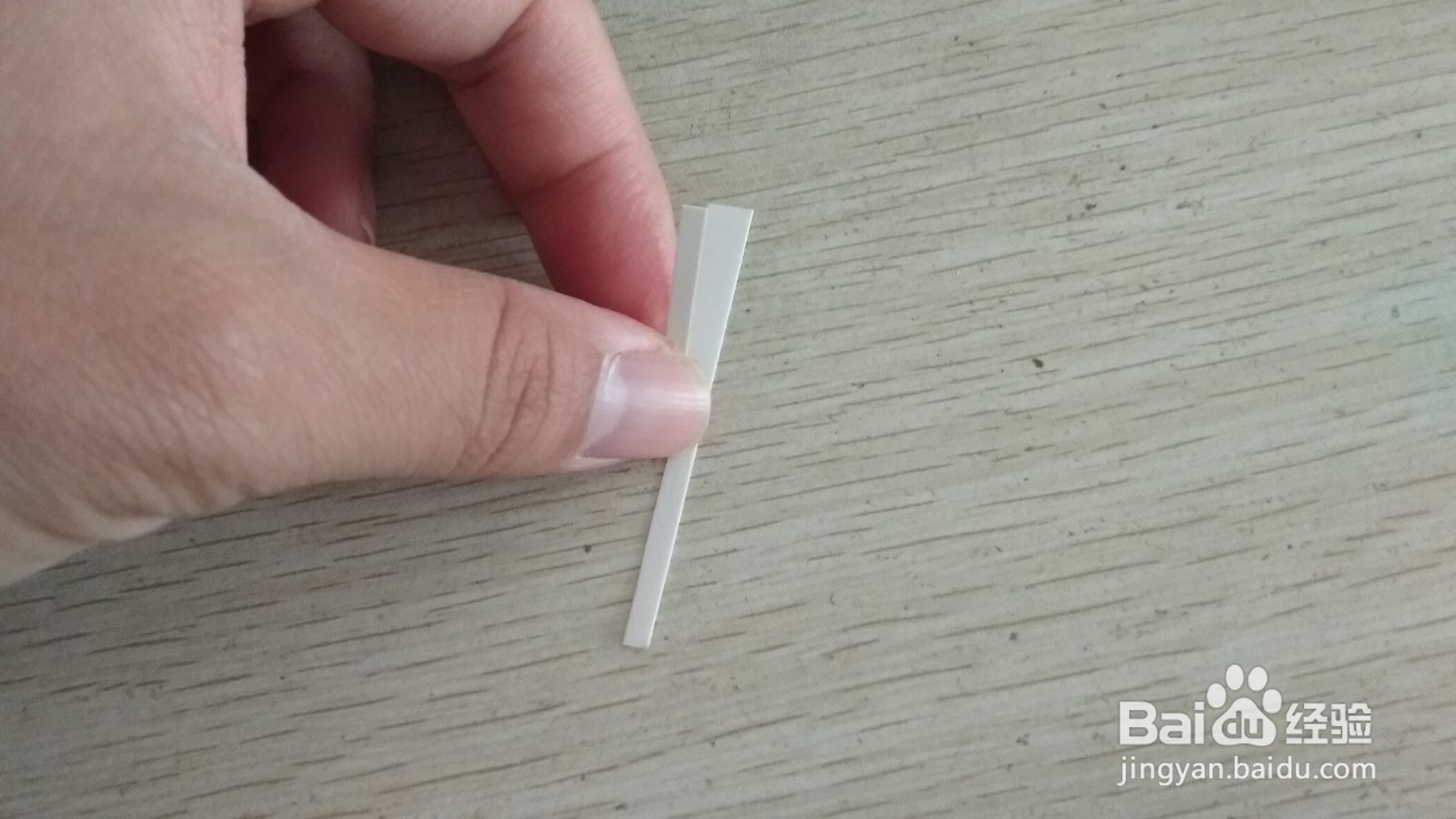 如何用一小块硬卡纸做两支中性笔的简易支架