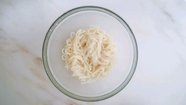 杂蔬鸡蛋面条饼