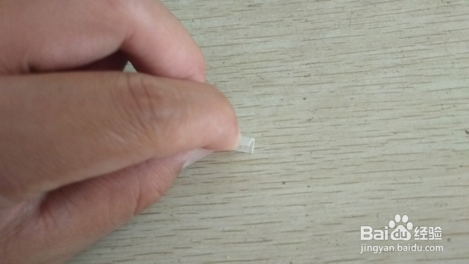 如何用一小块长方形水彩画纸做简易的手机支架