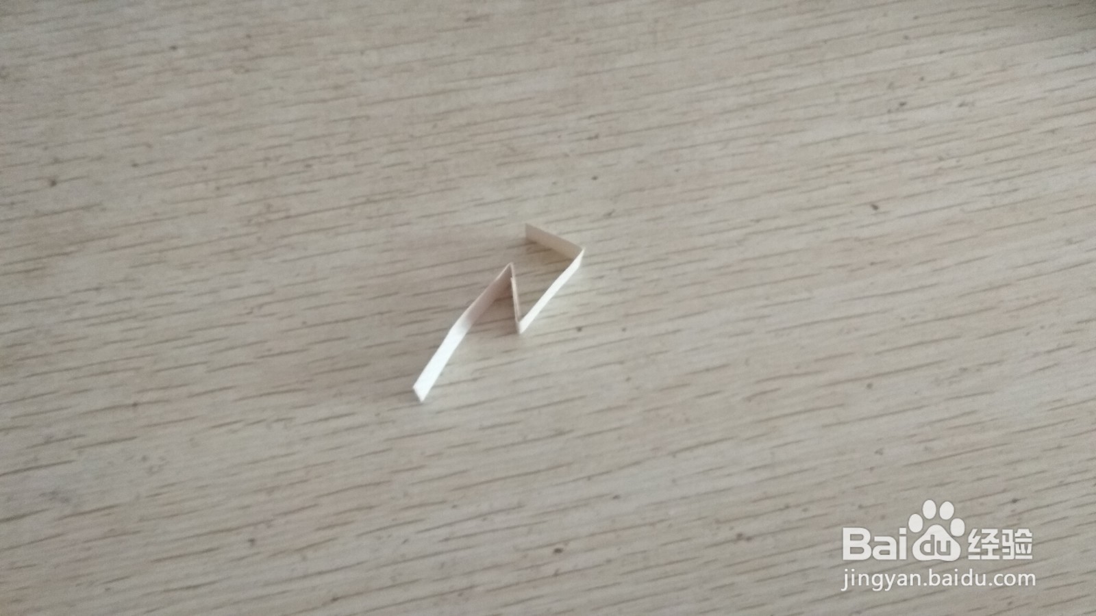 如何用两块小长方形水彩画纸做简易的手机支架