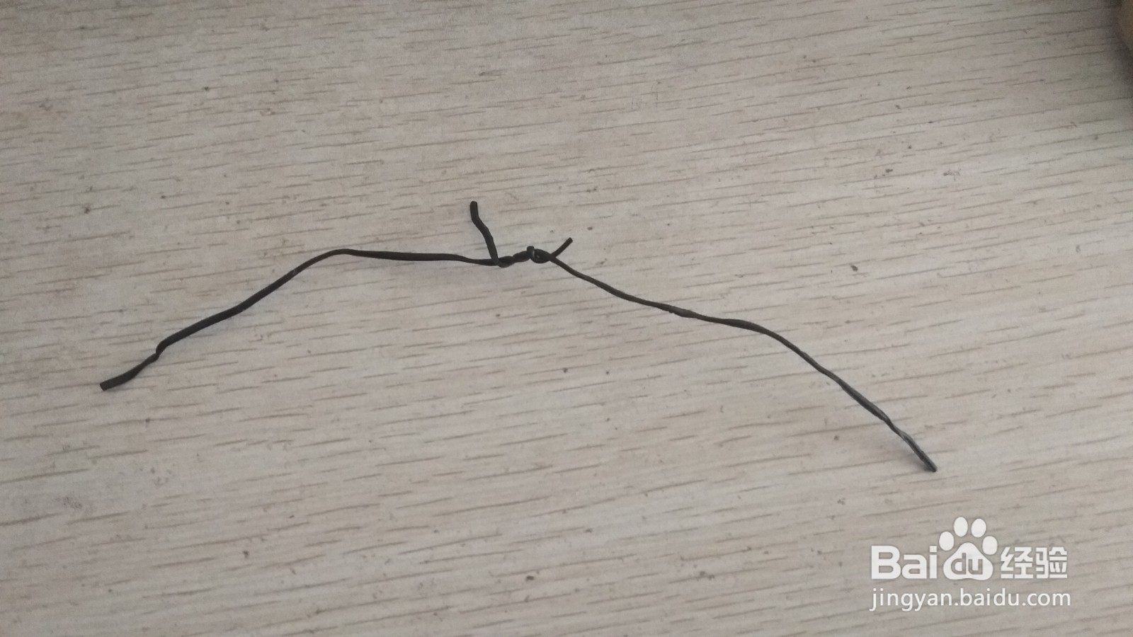 如何用两个数据线绑绳做简易的中性笔支架