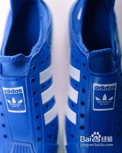 adidas防水透气鞋，经典简约时尚感