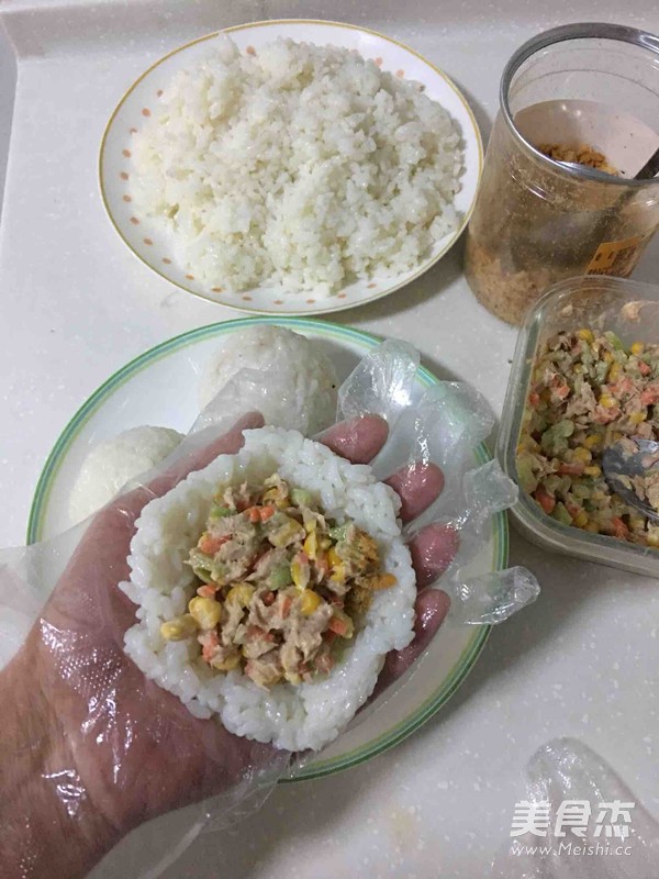 金枪鱼肉松饭团