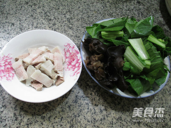 黑木耳五花肉炒菜芯