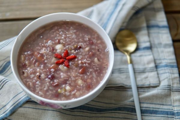 五谷杂粮莲子粥