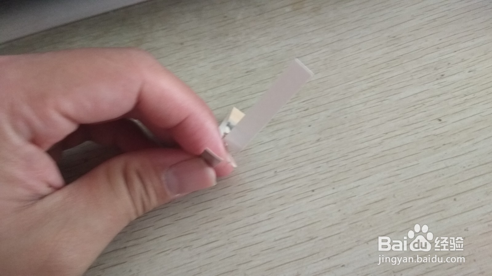 如何用一个细长的硬卡纸做简易的钢笔的支架