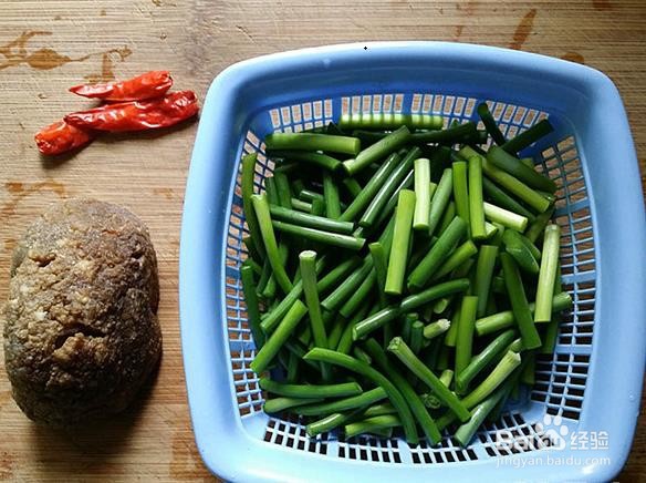 怎么制作美味的蒜苗炒猪血丸子？