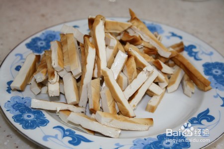 白辣椒熏豆干炒腊肠的做法