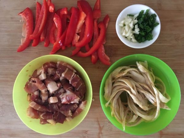 萝卜干彩椒炒肉