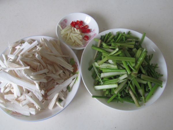 杏鲍菇炒水芹菜