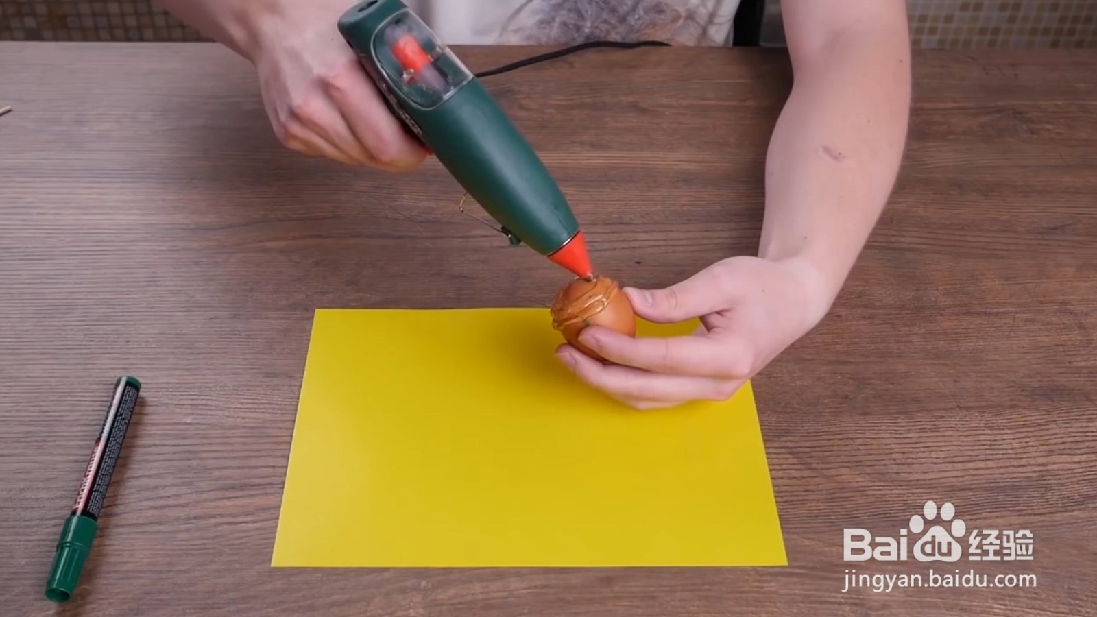 在不敲碎鸡蛋的情况下,怎么使鸡蛋立在桌面上?