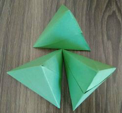 <b>金字塔与粽子的折纸方法</b>