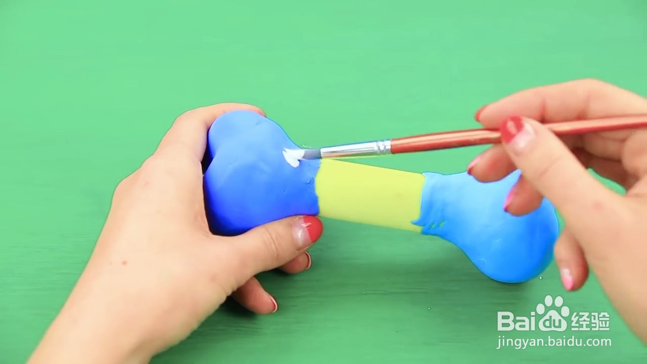 我们把黏土制作成玩具骨头，方法很简单