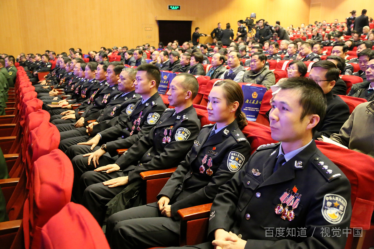 参照公务员管理的人民警察,上面下了通知我们还要授衔,还要发警官证,我们到底是什么身份