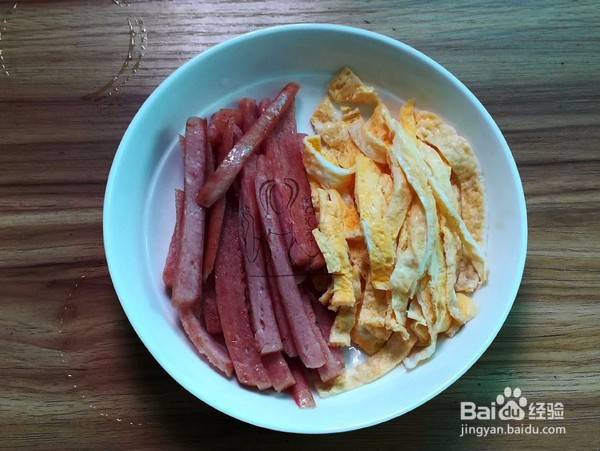 如何做出好吃的酸青瓜午餐肉卷饼