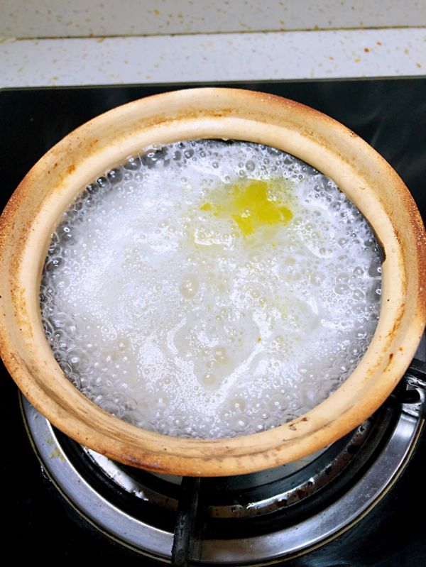 贵式腊肠煲仔饭