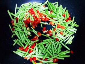 如何做泥蒿辣炒腊肉