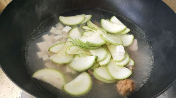 肉丸西葫芦豆腐汤