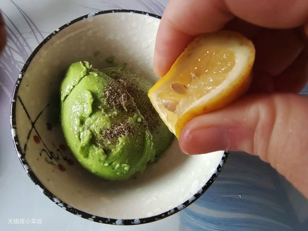 牛油果鸡蛋三明治
