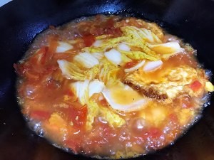 酸汤西红柿娃娃菜煎蛋的做法