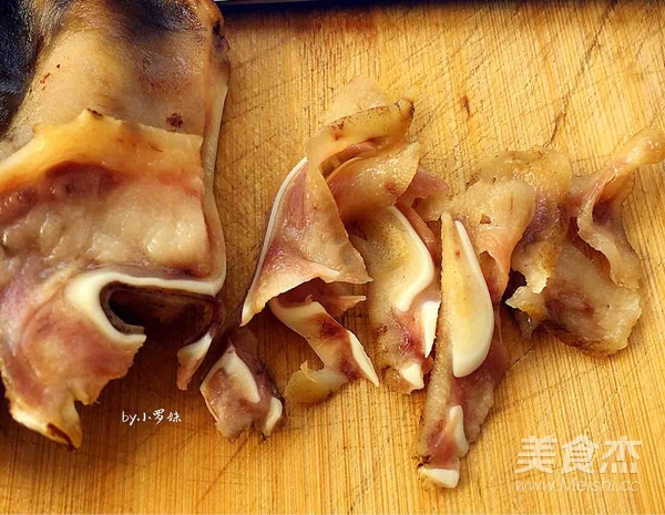 凉拌猪耳片的做法