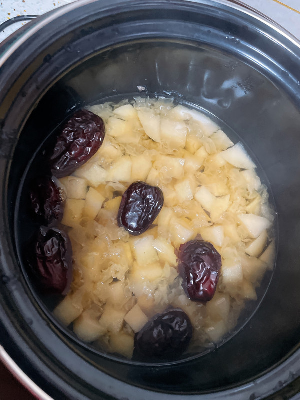 冰糖银耳红枣梨汤